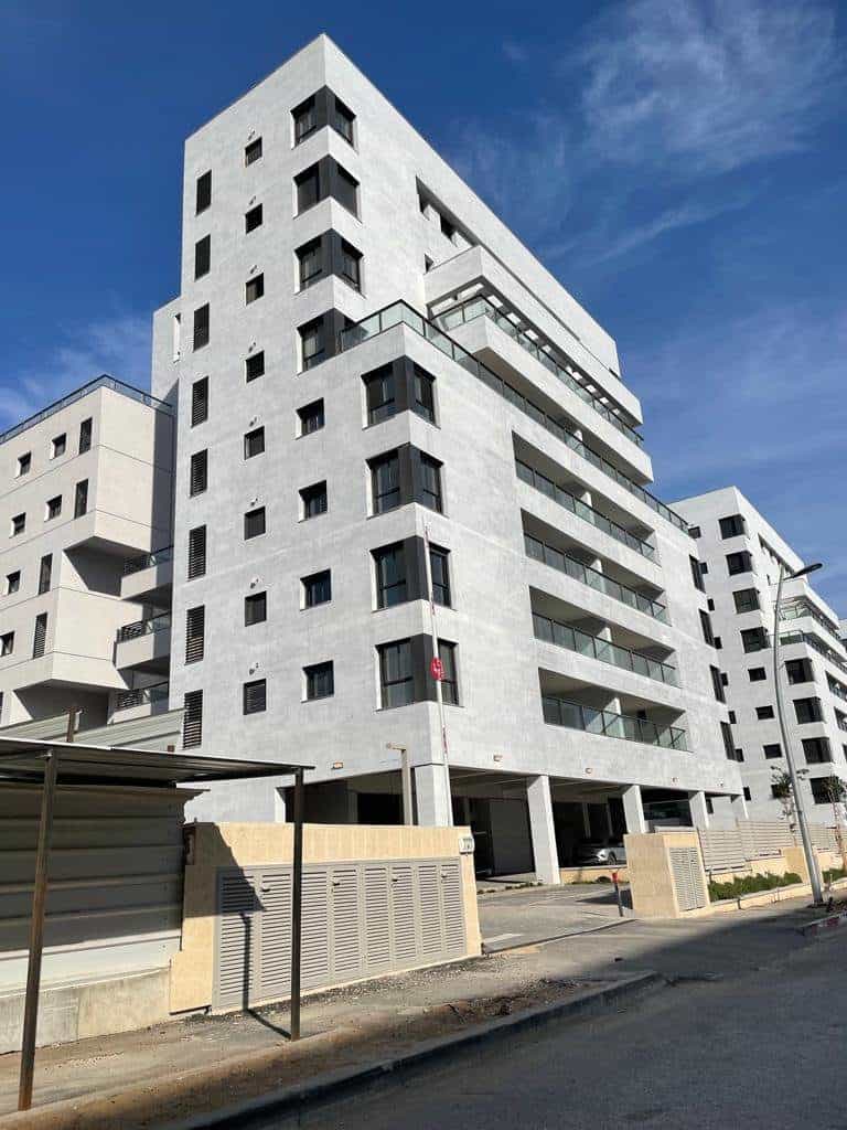 9db30e8c-715e-4cc1-a7c8-b556cb2ea5ee